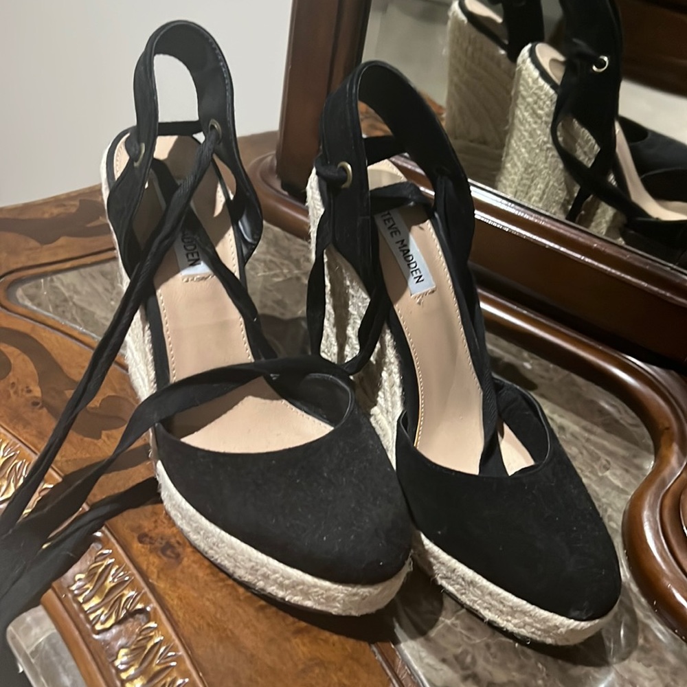 Steve Madden black wedge wraparound